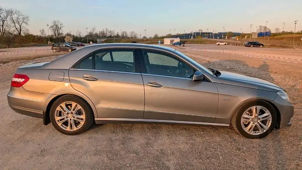 Gebraucht Mercedes E220 Avantgarde 170 PS (125 kW) 2012 Grau Limousine