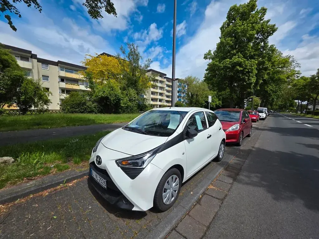 Second-hand Toyota Aygo 72 CP (52 kW) 2019 Alb Hatchback