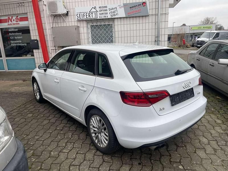 Gebraucht Audi A3 Ambiente 122 PS (89 kW) 2013 Gletscherweiss metallic Kleinwagen