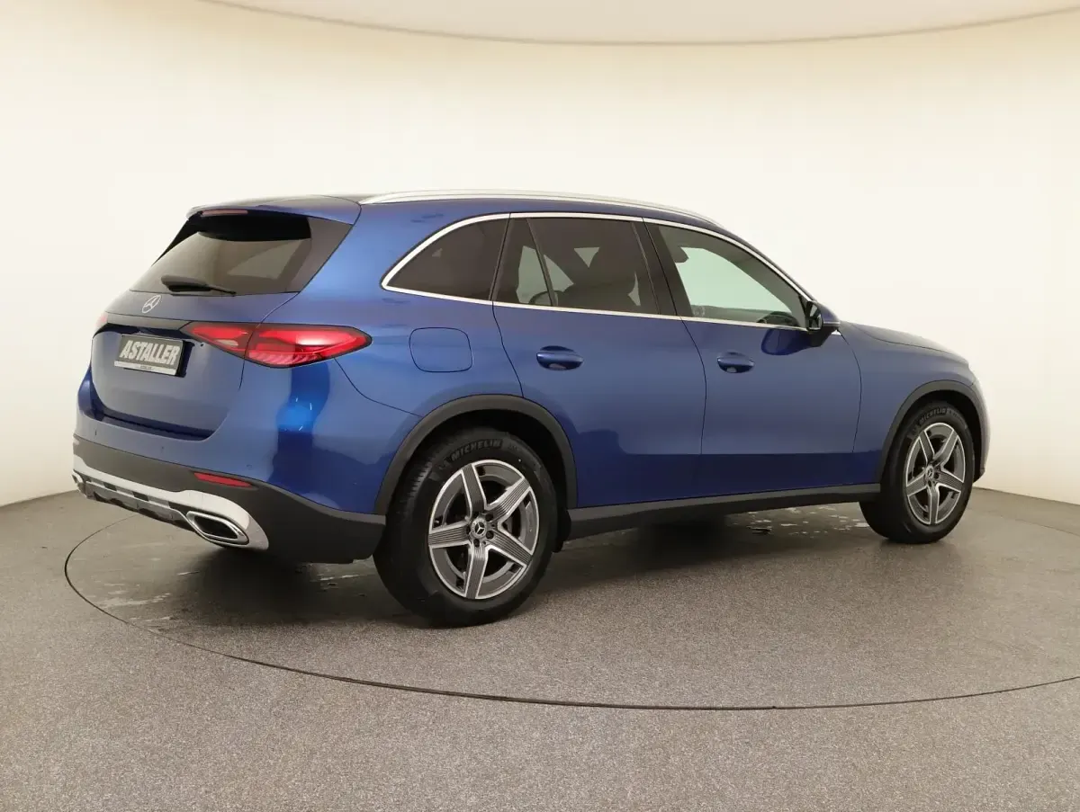 Gebraucht Mercedes GLC300 Avantgarde 269 PS (197 kW) 2022 Metalliclack spektralblau SUV