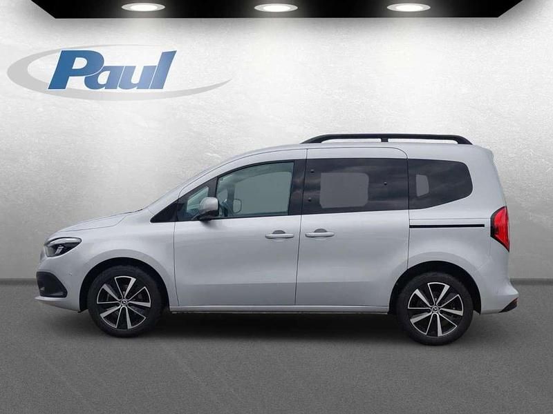 Gebraucht Mercedes T180 Style 131 PS (96 kW) 2024 Silber helvinsilber metallic Van / Kleinbus