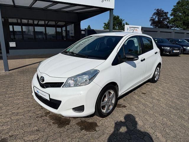 Super white Gebraucht 2013 Toyota Yaris Cool Kleinwagen | 6.980 € (Fairer Preis) - Bild 1/4