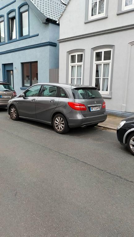 Silber Gebraucht 2012 Mercedes B200 Edition 1 Van / Kleinbus | 5.500 € (Fairer Preis) - Bild 1/4