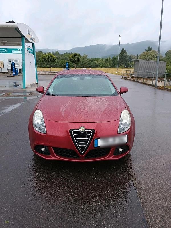 Rot Gebraucht 2011 Alfa Romeo Giulietta Kleinwagen | 2.500 € (Guter Preis) - Bild 1/4