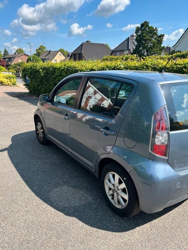 Grau Gebraucht 2010 Daihatsu Sirion Kleinwagen | 2.300 € (Fairer Preis) - Bild 1/4