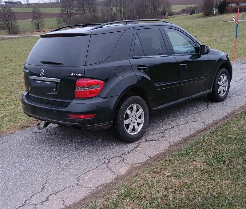 Schwarz Gebraucht 2009 Mercedes ML350 SUV | 7.000 € (Guter Preis) - Bild 1/4