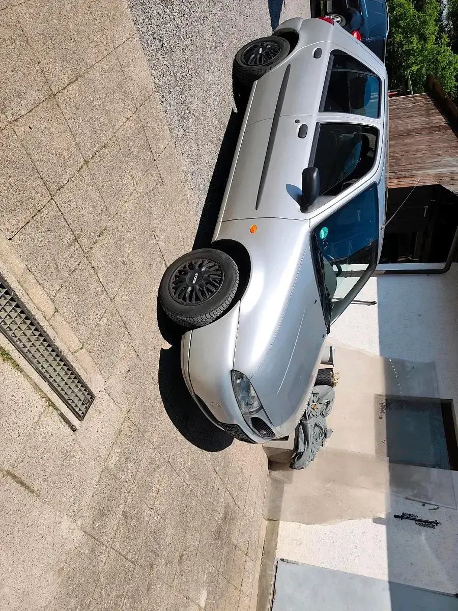 Używany Ford Fiesta Style 75 KM (55 kW) 1999 Srebrny Hatchback
