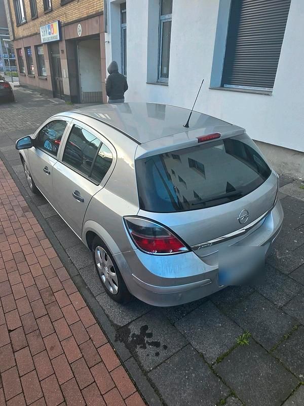 Gebraucht Opel Astra 90 PS (66 kW) 2010 Silber Limousine