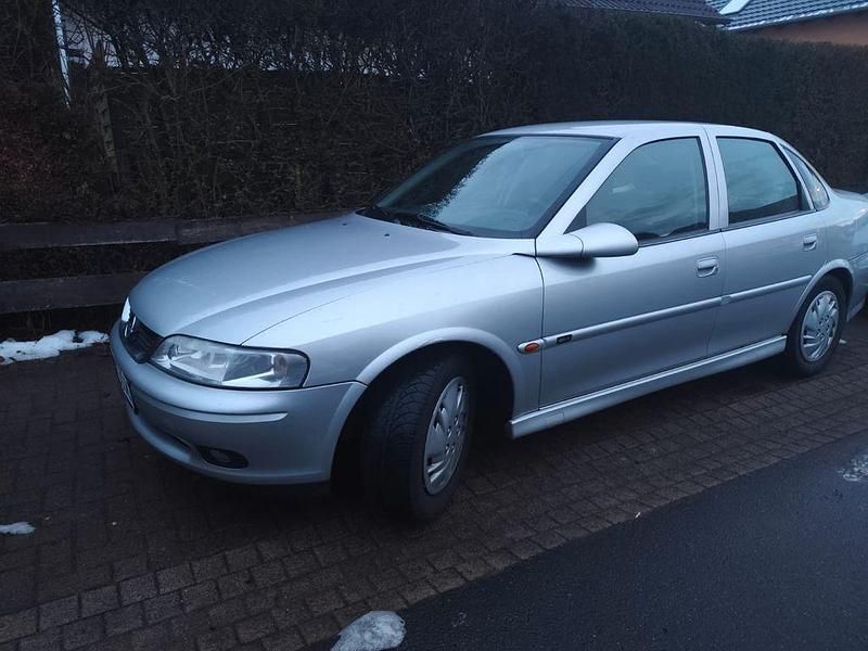 Grau Gebraucht 2000 Opel Vectra Limousine | 1.990 € (Fairer Preis) - Bild 1/4