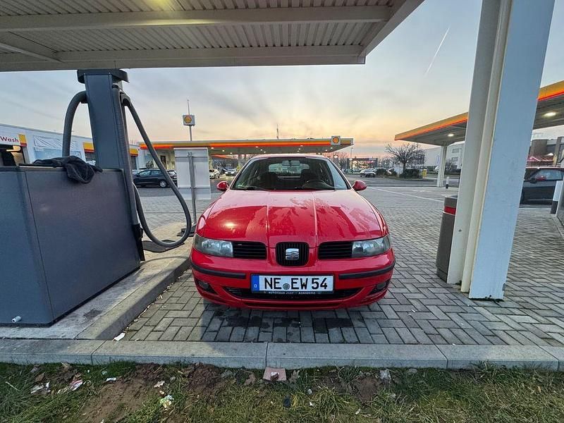 Rot Gebraucht 2004 Seat Leon Limousine | 1.800 € (Fairer Preis) - Bild 1/4
