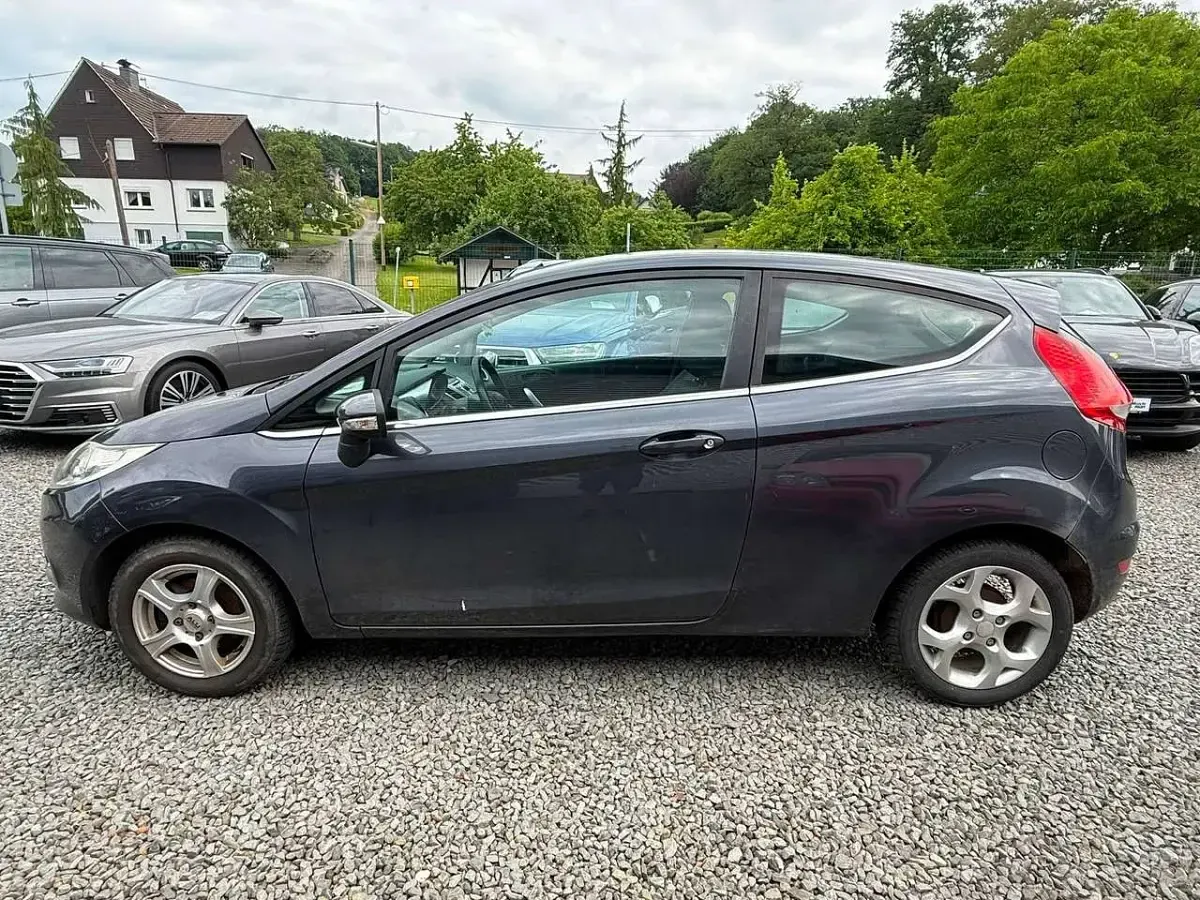 Gebraucht Ford Fiesta Titanium 90 PS (66 kW) 2009 Royalgrau met. Kleinwagen