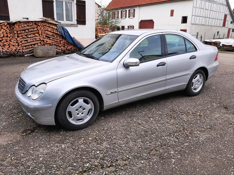 Second-hand Mercedes C180 129 CP (94 kW) 2002 Argintiu Berlinǎ