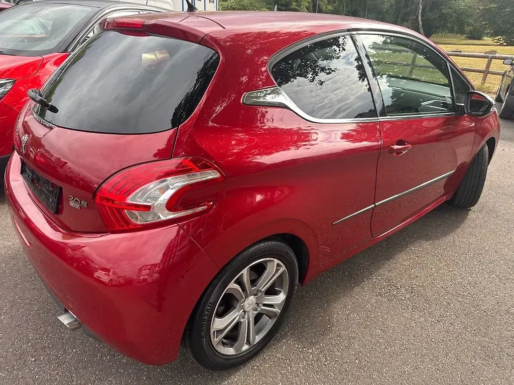 Gebraucht Peugeot 208 Allure 114 PS (83 kW) 2013 Rot Kleinwagen