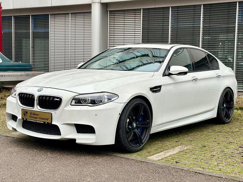 Alpinweiss iii Gebraucht 2015 BMW M5 Performance Limousine | 28.800 € - Bild 1/4