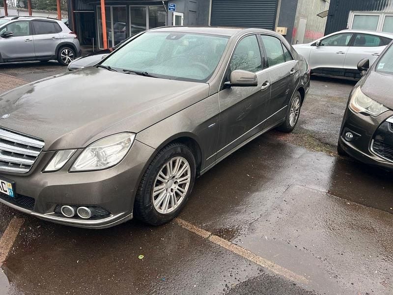 Gebraucht Mercedes E220 Elegance 170 PS (125 kW) 2009 Gold Limousine