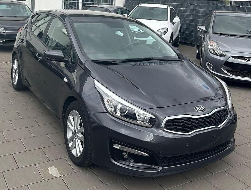 Grau Gebraucht 2017 Kia Ceed Edition 7 Limousine | 8.950 € (Guter Preis) - Bild 1/4