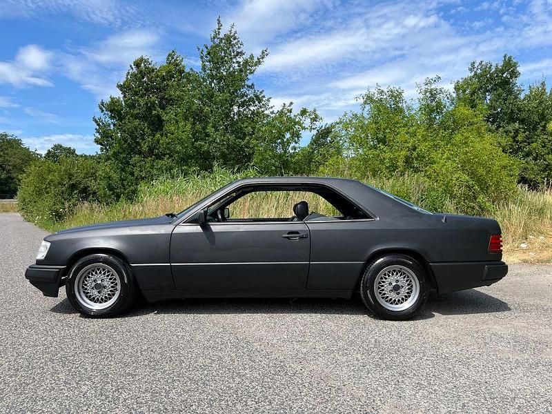 Schwarz Gebraucht 1988 Mercedes 230 | 5.499 € - Bild 1/4