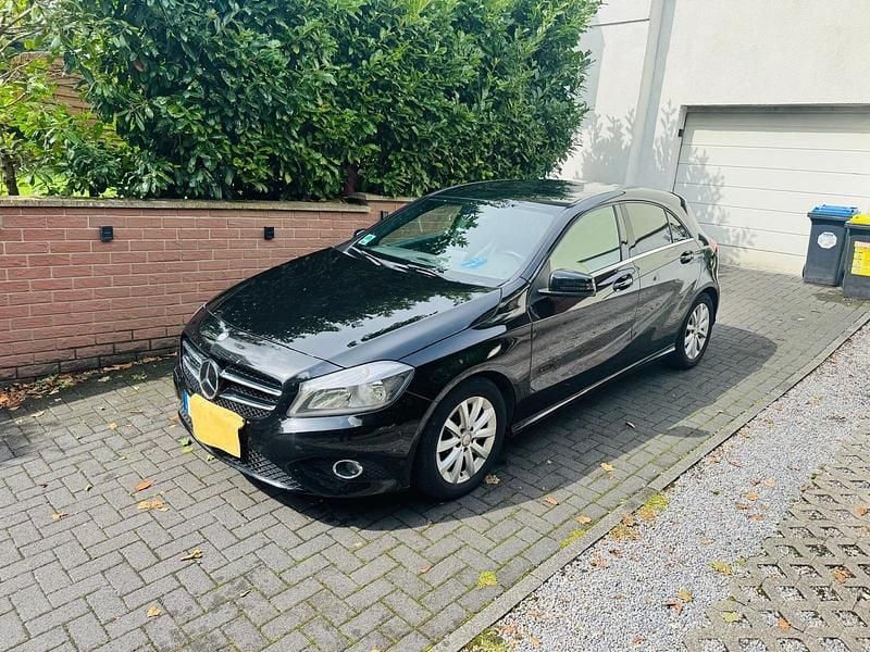 Schwarz Gebraucht 2015 Mercedes A180 Kleinwagen | 7.900 € (Superpreis) - Bild 1/4