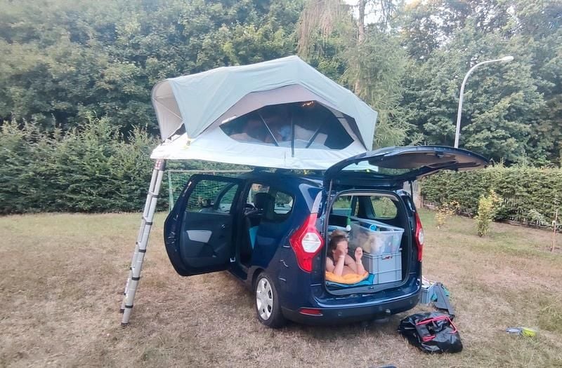 Blau Gebraucht 2017 Dacia Lodgy Lauréate Van / Kleinbus | 7.900 € (Fairer Preis) - Bild 1/4
