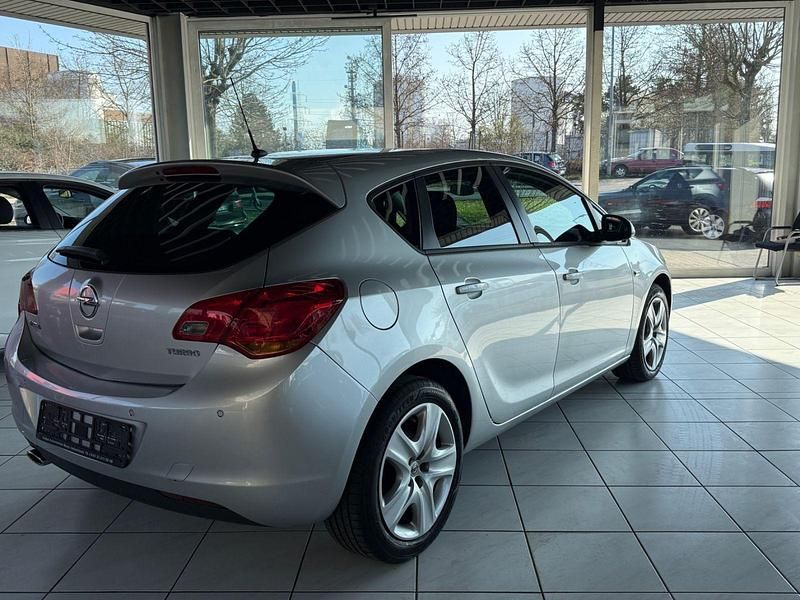 Gebraucht Opel Astra Design Edition 140 PS (102 kW) 2011 Silber Limousine