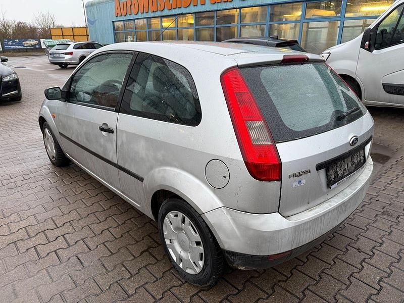 Gebraucht Ford Fiesta Ambiente 60 PS (44 kW) 2003 Silber Kleinwagen