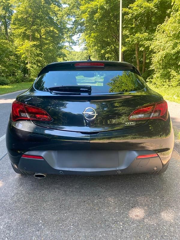 Gebraucht Opel Astra GTC 140 PS (102 kW) 2012 Schwarz Coupé