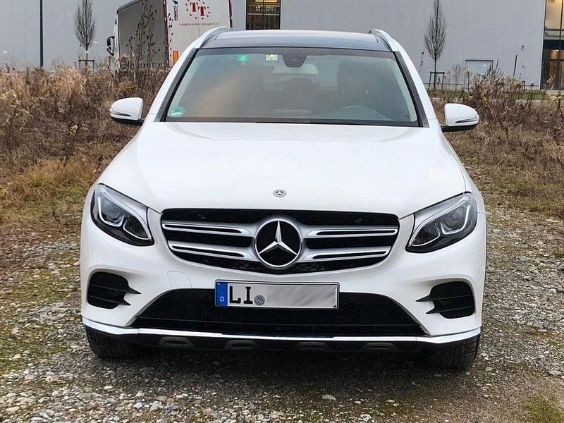 Weiß Gebraucht 2017 Mercedes GLC250 AMG line SUV | 25.490 € (Guter Preis) - Bild 1/4