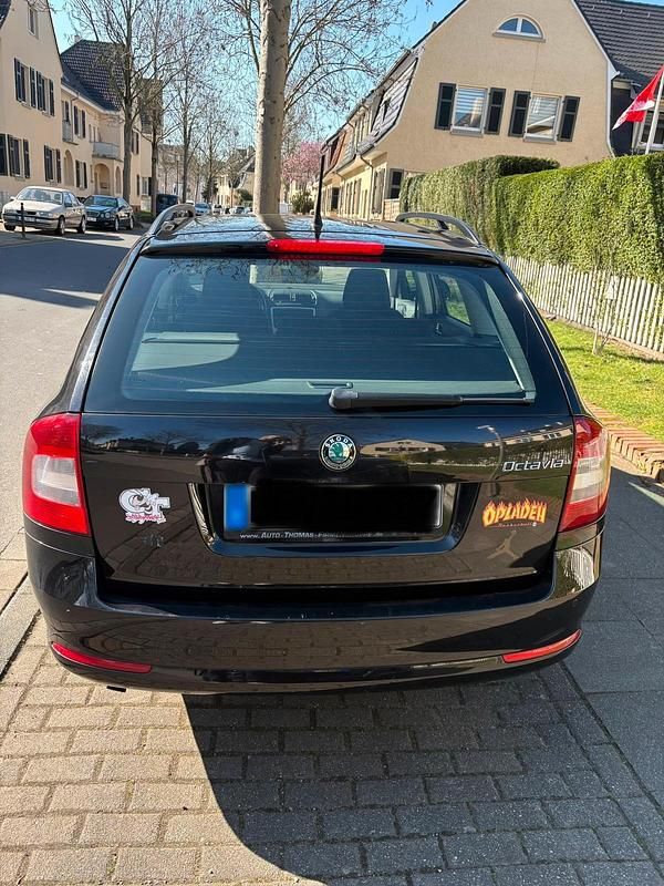 Gebraucht Skoda Octavia 100 PS (73 kW) 2011 Schwarz Kombi