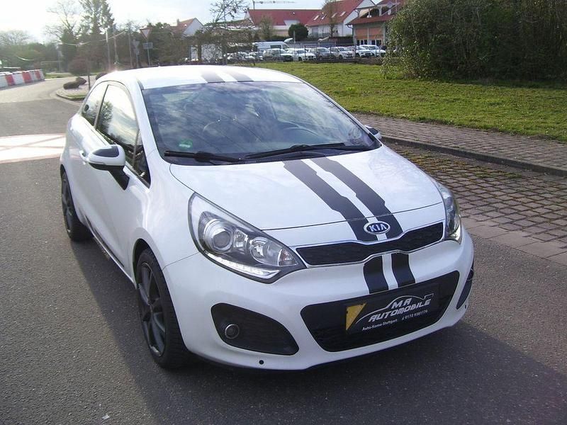 Weiß Gebraucht 2012 Kia Rio Spirit Limousine | 3.199 € (Guter Preis) - Bild 1/4