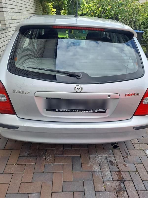 Silber Gebraucht 2001 Mazda 323 Kombi | 1.740 € - Bild 1/4