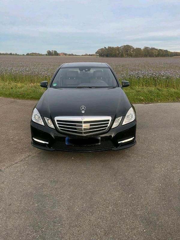 Schwarz Gebraucht 2012 Mercedes E300 Limousine | 14.000 € (Fairer Preis) - Bild 1/4
