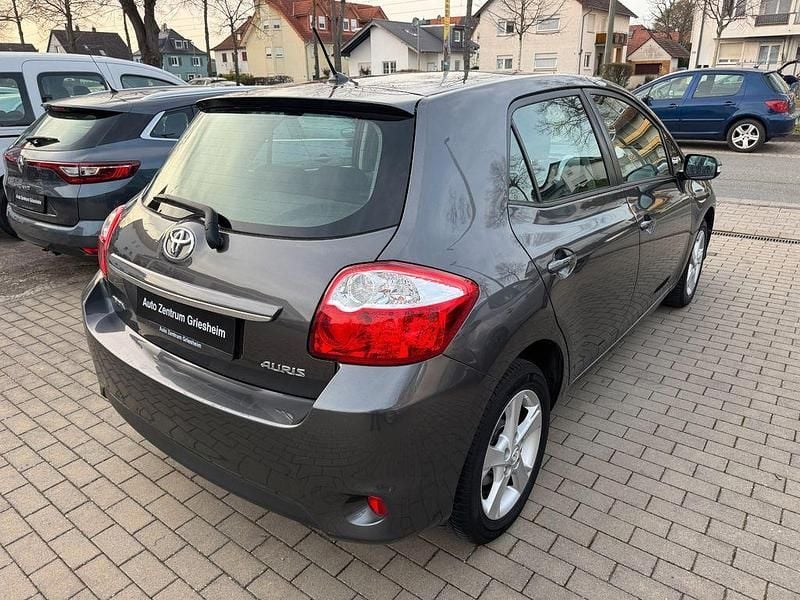 Gebraucht Toyota Auris Basis 99 PS (72 kW) 2012 Grau Limousine