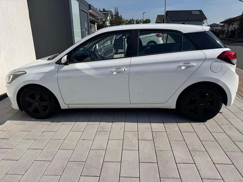 Gebraucht Hyundai i20 Style 101 PS (74 kW) 2015 Weiß Kleinwagen
