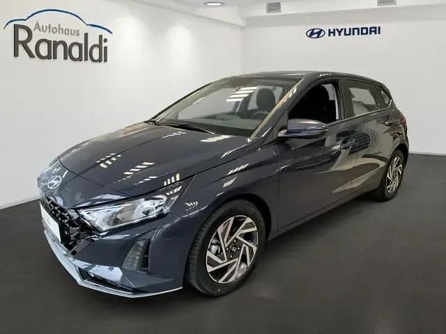 Grau Neu 2025 Hyundai i20 Trend Limousine | 24.290 € (Fairer Preis) - Bild 1/4