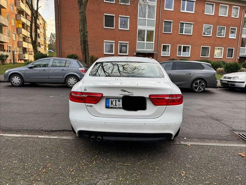 Gebraucht Jaguar XE Portfolio 179 PS (131 kW) 2015 Weiß Limousine