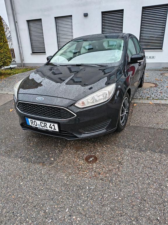 Schwarz Gebraucht 2015 Ford Focus Trend Limousine | 5.700 € (Fairer Preis) - Bild 1/4