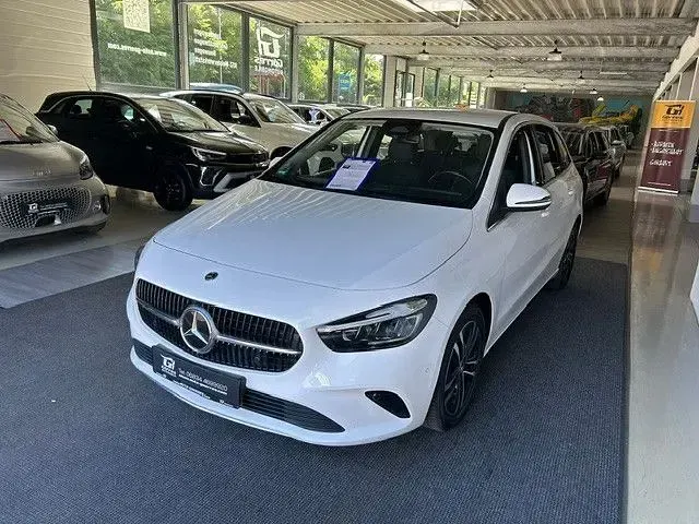 Gebraucht Mercedes B180 Progressive 136 PS (100 kW) 2023 Weiß Van / Kleinbus