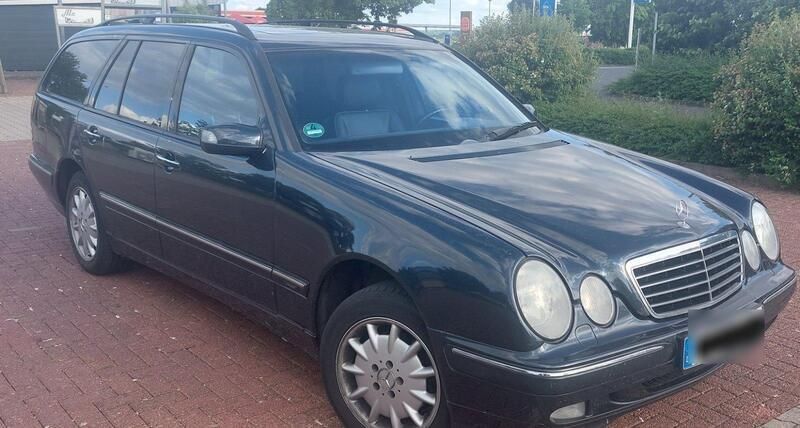 Schwarz Gebraucht 2001 Mercedes E320 Avantgarde Kombi | 5.500 € (Guter Preis) - Bild 1/4