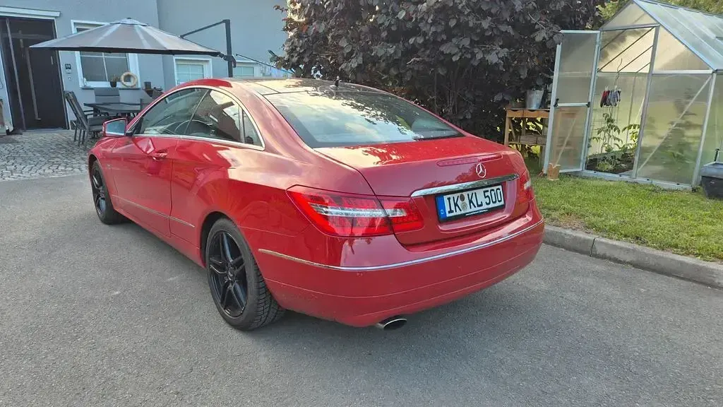 Gebraucht Mercedes E200 184 PS (135 kW) 2010 Rot Coupé