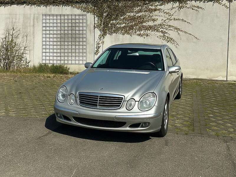Silber Gebraucht 2004 Mercedes E220 Classic Limousine | 2.999 € (Fairer Preis) - Bild 1/4