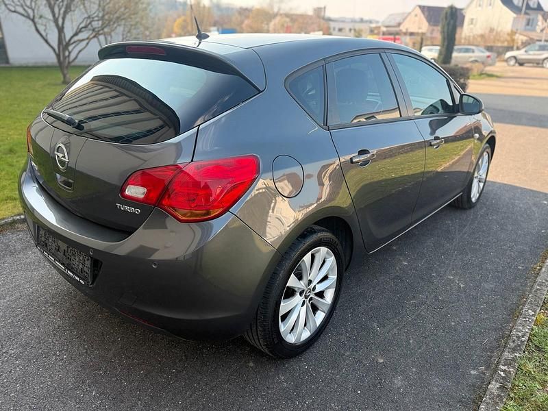 Gebraucht Opel Astra 140 PS (102 kW) 2012 Grau Limousine