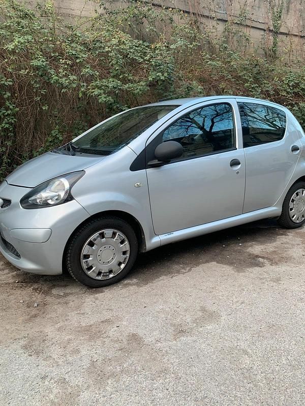 Silber Gebraucht 2009 Toyota Aygo Kleinwagen | 2.699 € (Fairer Preis) - Bild 1/4