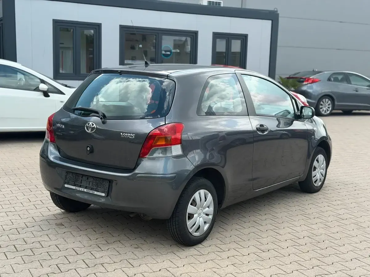 Gebraucht Toyota Yaris 69 PS (50 kW) 2009 Grau Kleinwagen