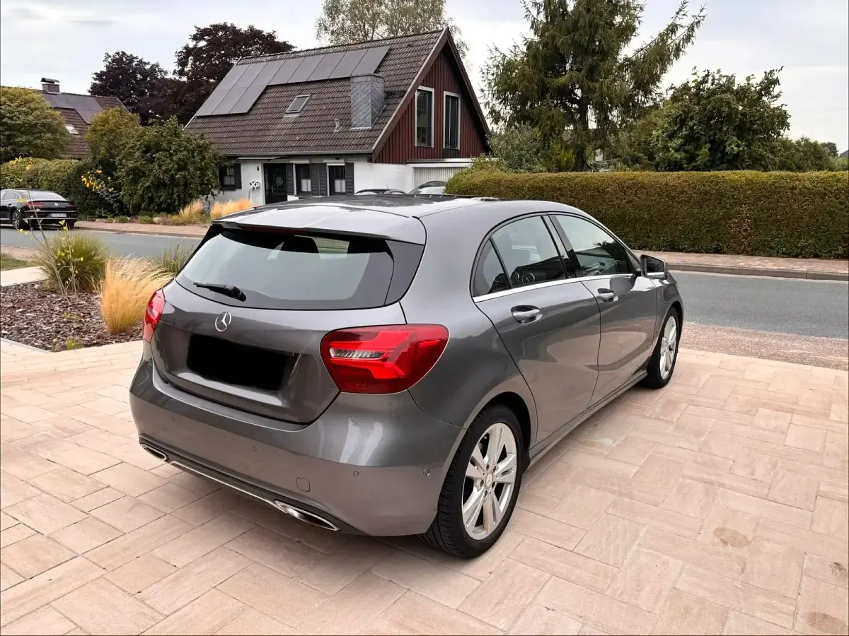 Gebraucht Mercedes A180 Urban 122 PS (89 kW) 2016 Grau Kleinwagen