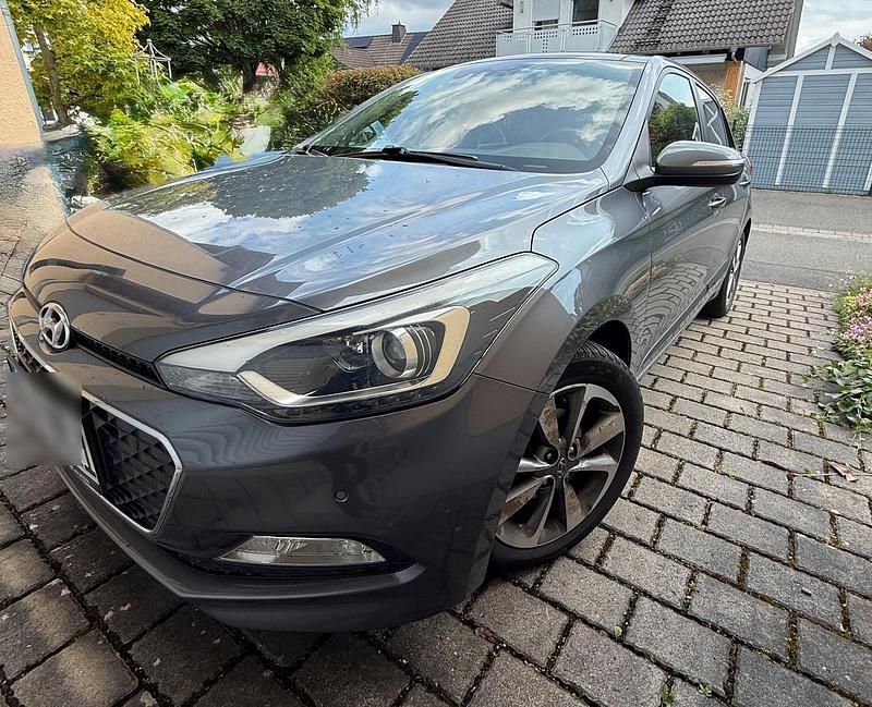 Grau Gebraucht 2016 Hyundai i20 Kleinwagen | 8.900 € - Bild 1/4