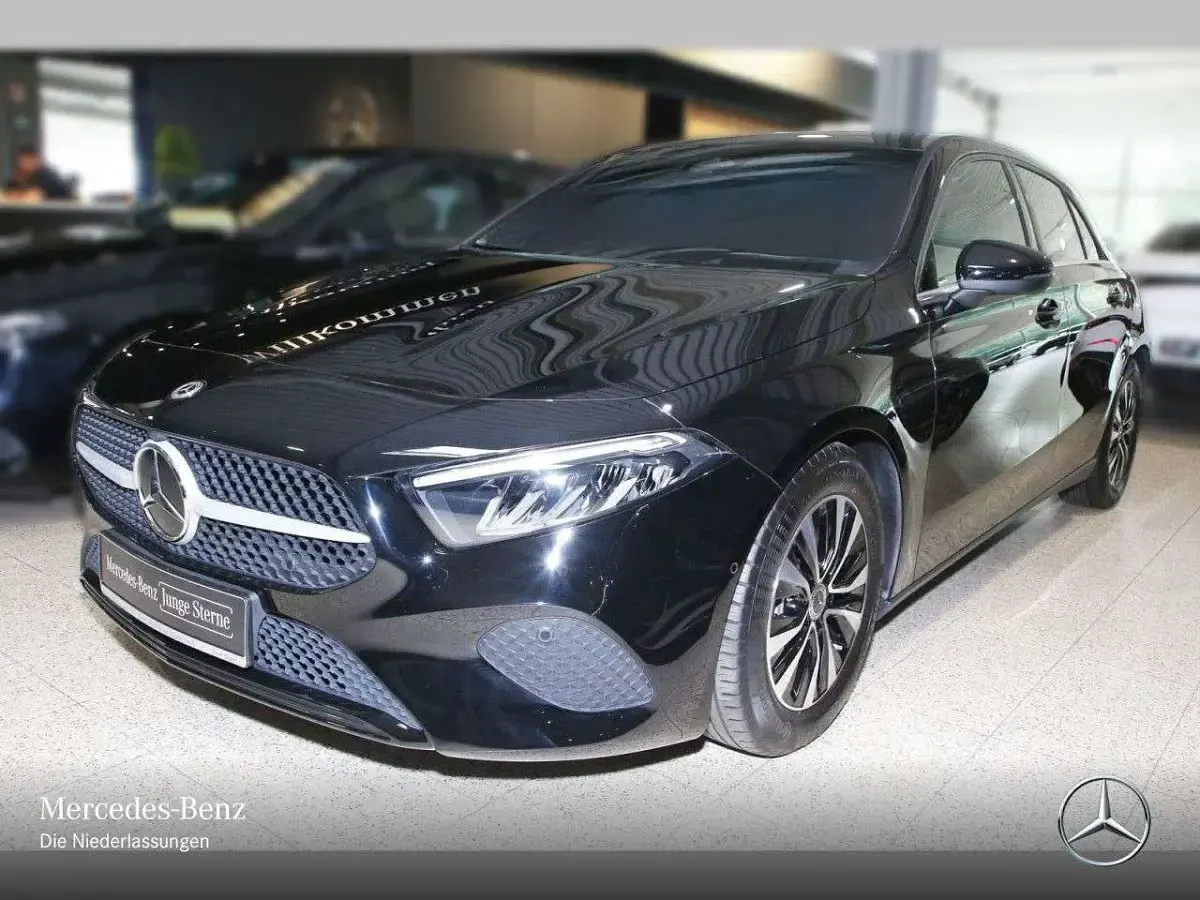Gebraucht Mercedes A200 Advanced 150 PS (110 kW) 2025 Schwarz Limousine