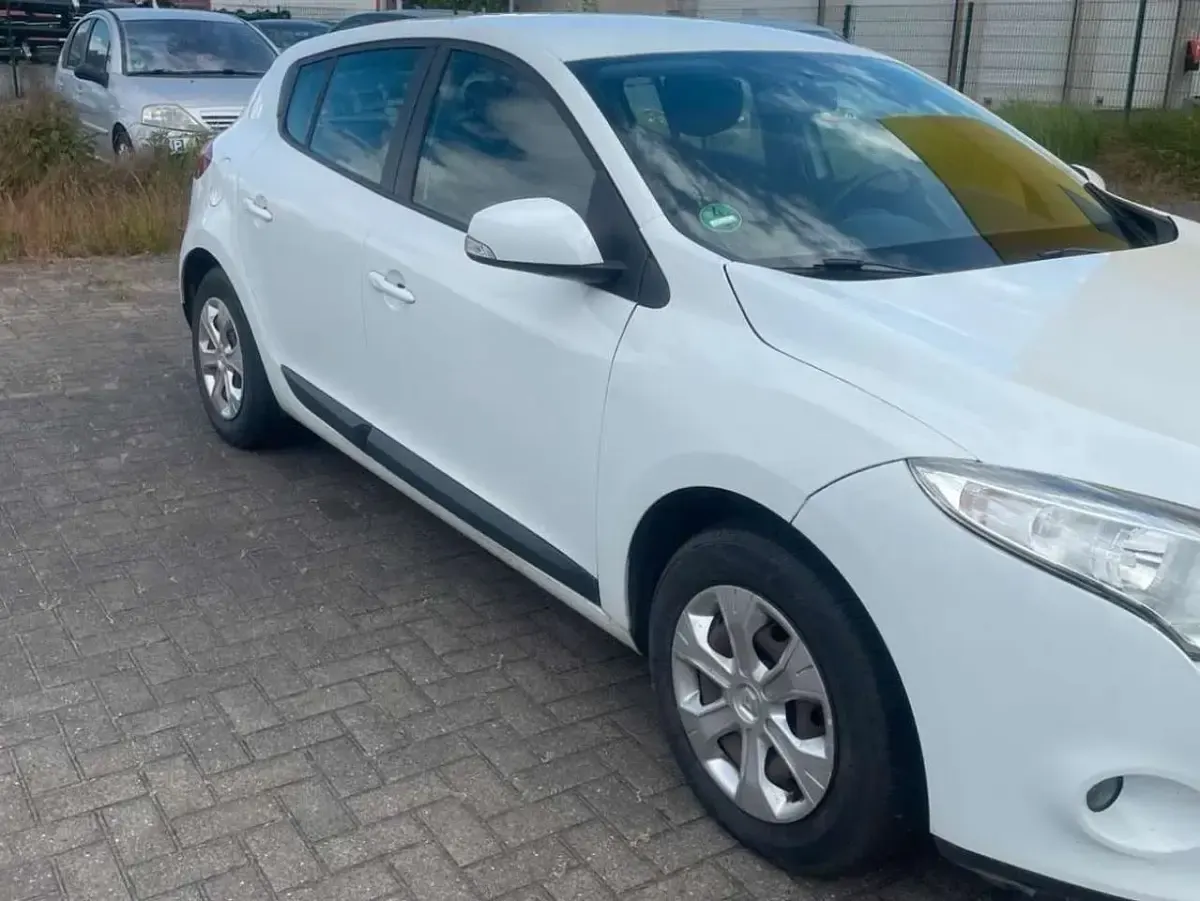 Gebraucht Renault Mégane III Dynamique 110 PS (80 kW) 2009 Weiß Limousine