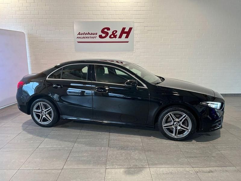 Schwarz Gebraucht 2022 Mercedes A250 AMG line Limousine | 26.990 € (Guter Preis) - Bild 1/4