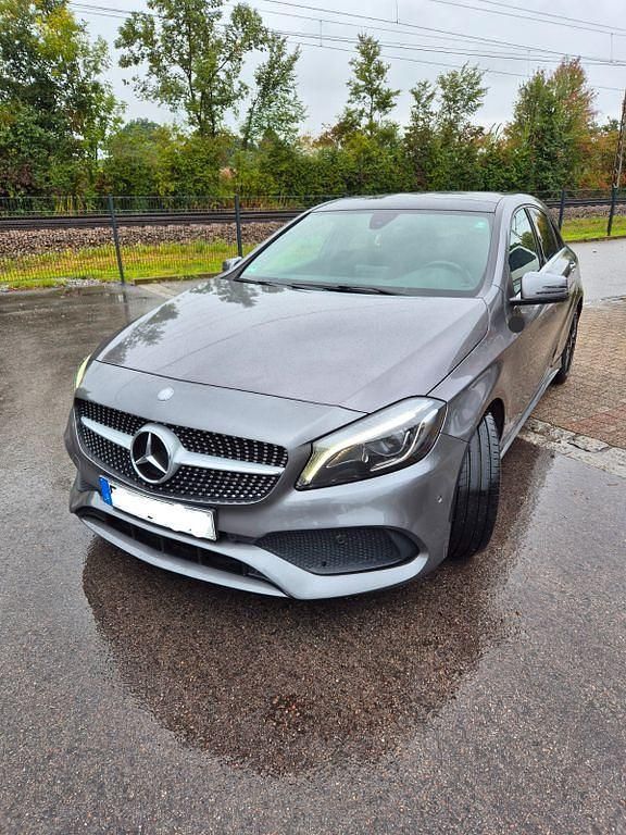 Grau Gebraucht 2016 Mercedes A200 AMG line Limousine | 17.400 € (Fairer Preis) - Bild 1/4