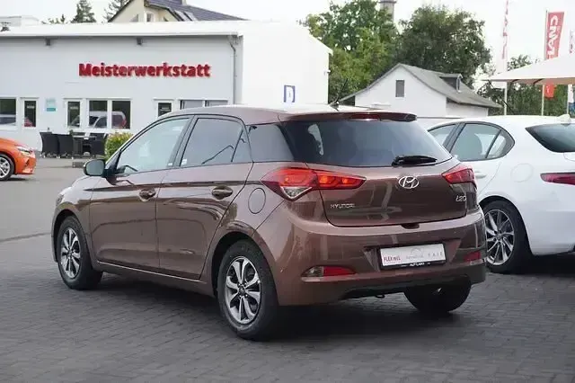 Gebraucht Hyundai i20 Passion 84 PS (61 kW) 2018 Braun Kleinwagen